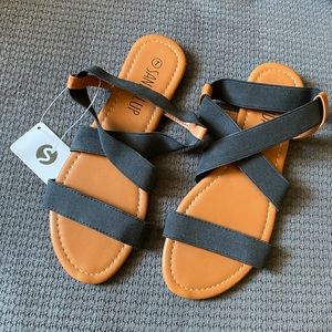 Black elastic sandals